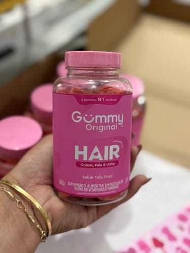 Cliente com kit Gummy Hair