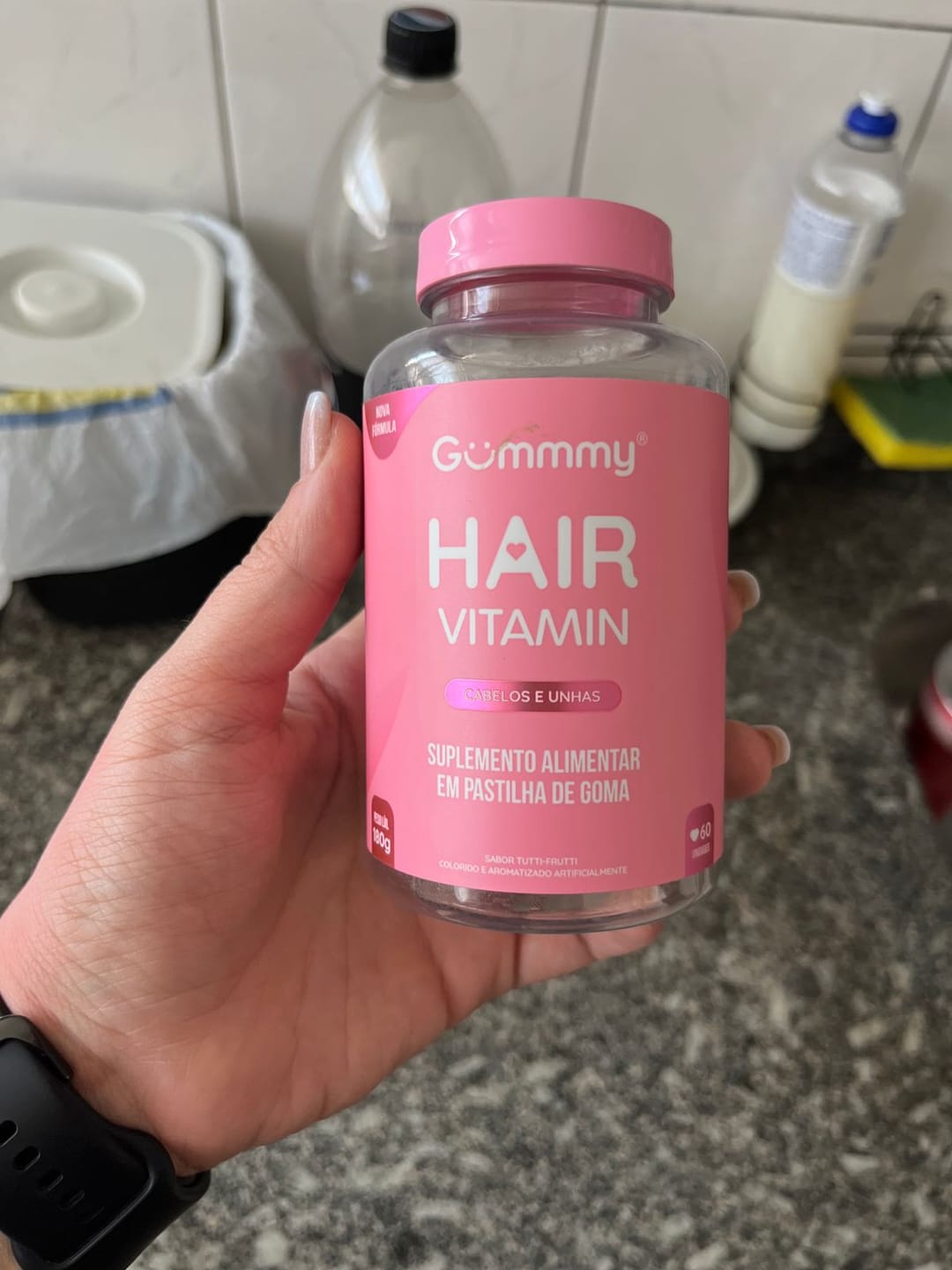Cliente segurando o Gummy Hair